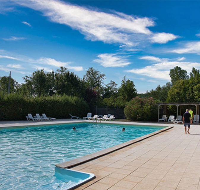 Piscine camping Sorèze avec transats